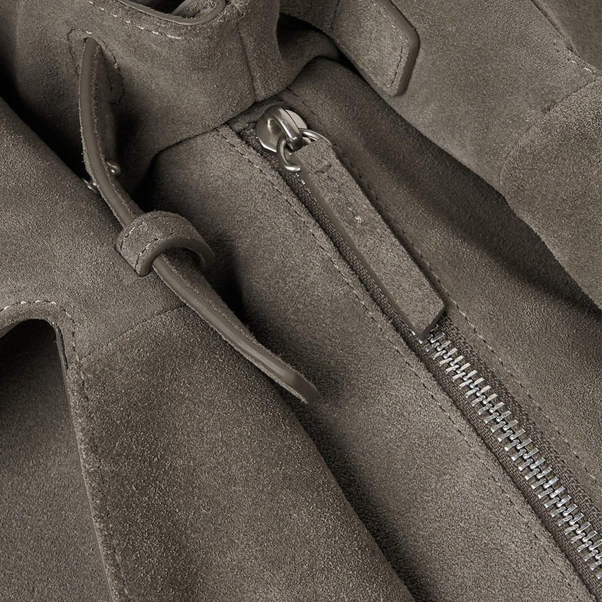 Brise Grand Shoulder Bag Suede Grey